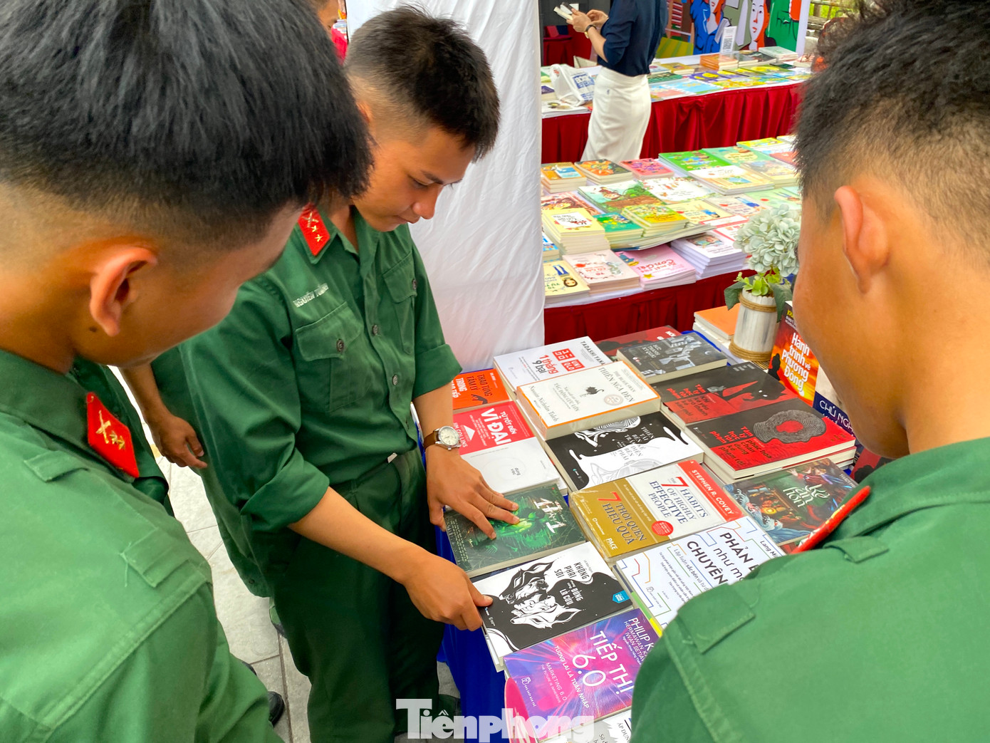 Các chiến sĩ Lữ Đoàn 283 thích thú khi tham gia ngày hội Ngày Sách và Văn hóa đọc Việt Nam.