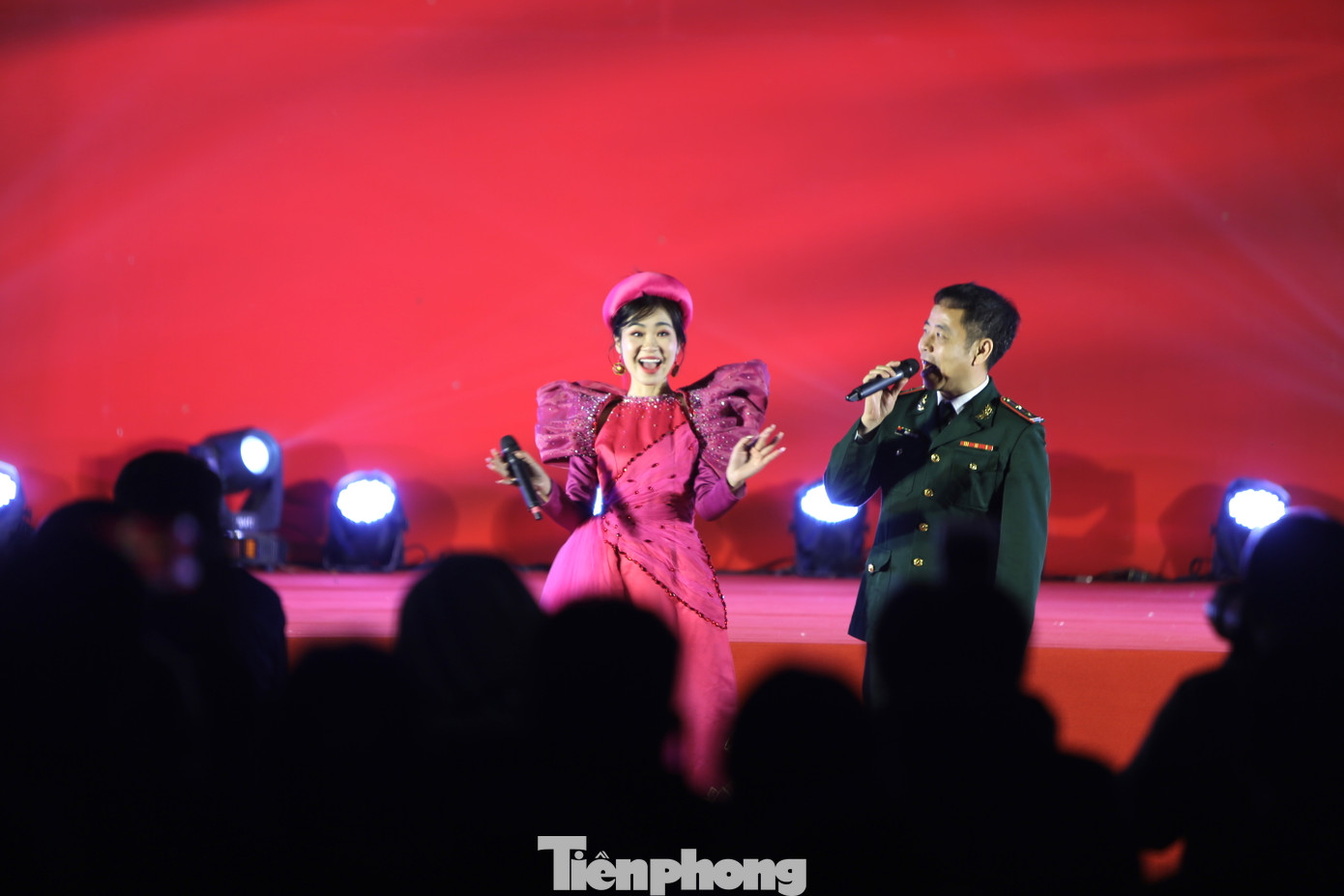 Ca sĩ Hà Myo giao lưu với chiến sĩ bộ đội và người dân.