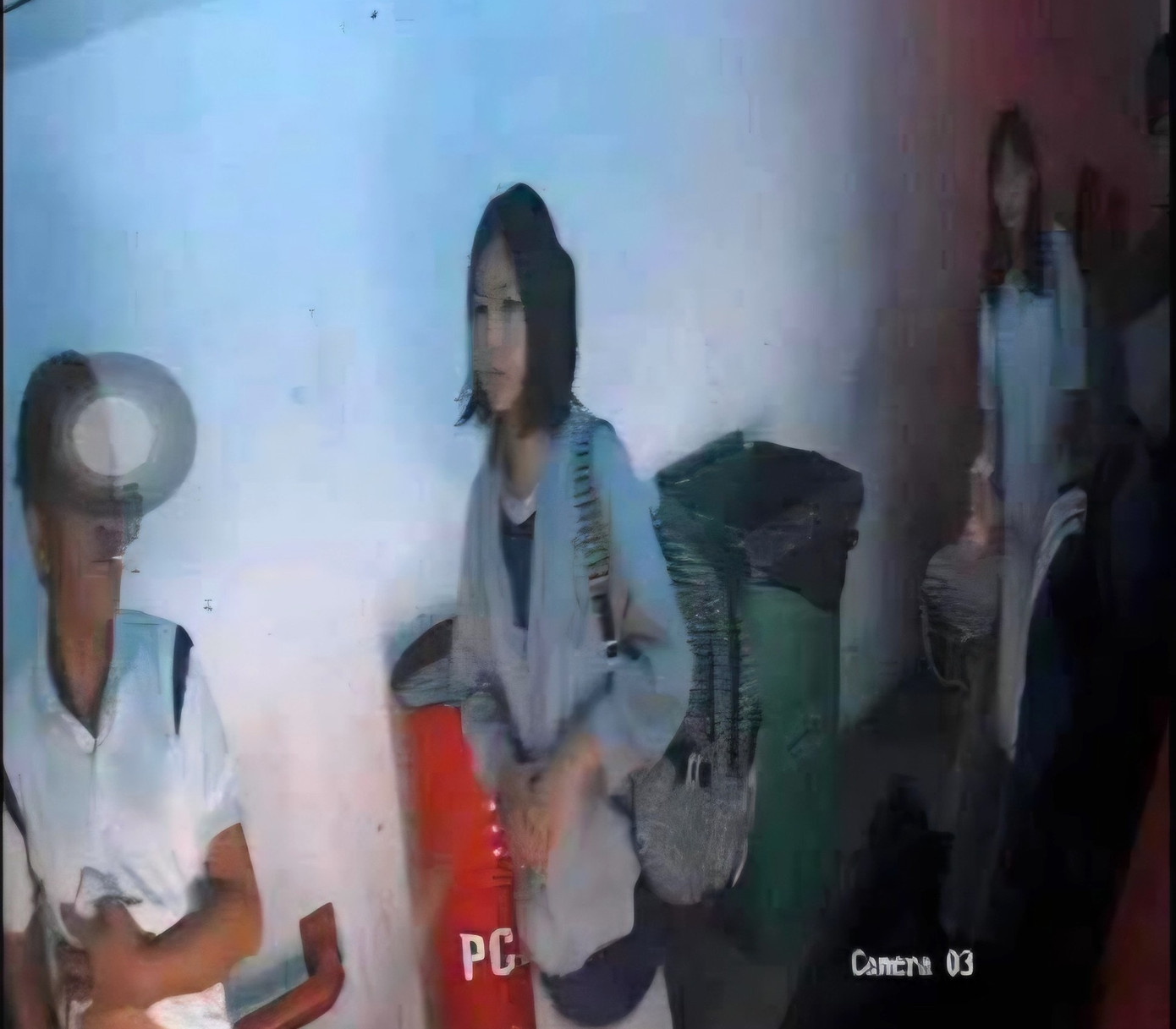 Qua các camera an ninh, gia đình đã phát hiện hình ảnh 2 chị em Hương và Ngọc xuất hiện tại Hà Nội những ngày qua. Qua các camera an ninh, gia đình đã phát hiện hình ảnh 2 chị em Hương và Ngọc xuất hiện tại Hà Nội những ngày qua.