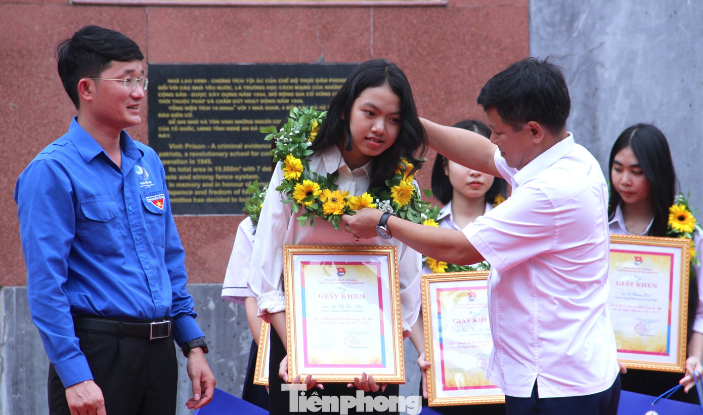 Ông Trần Quang Hòa và anh Trần Linh - Phó Bí thư Tỉnh Đoàn Nghệ An trao tặng Giấy khen, hoa tuyên dương các em học sinh tiêu biểu. Ông Trần Quang Hòa và anh Trần Linh - Phó Bí thư Tỉnh Đoàn Nghệ An trao tặng Giấy khen, hoa tuyên dương các em học sinh tiêu biểu.