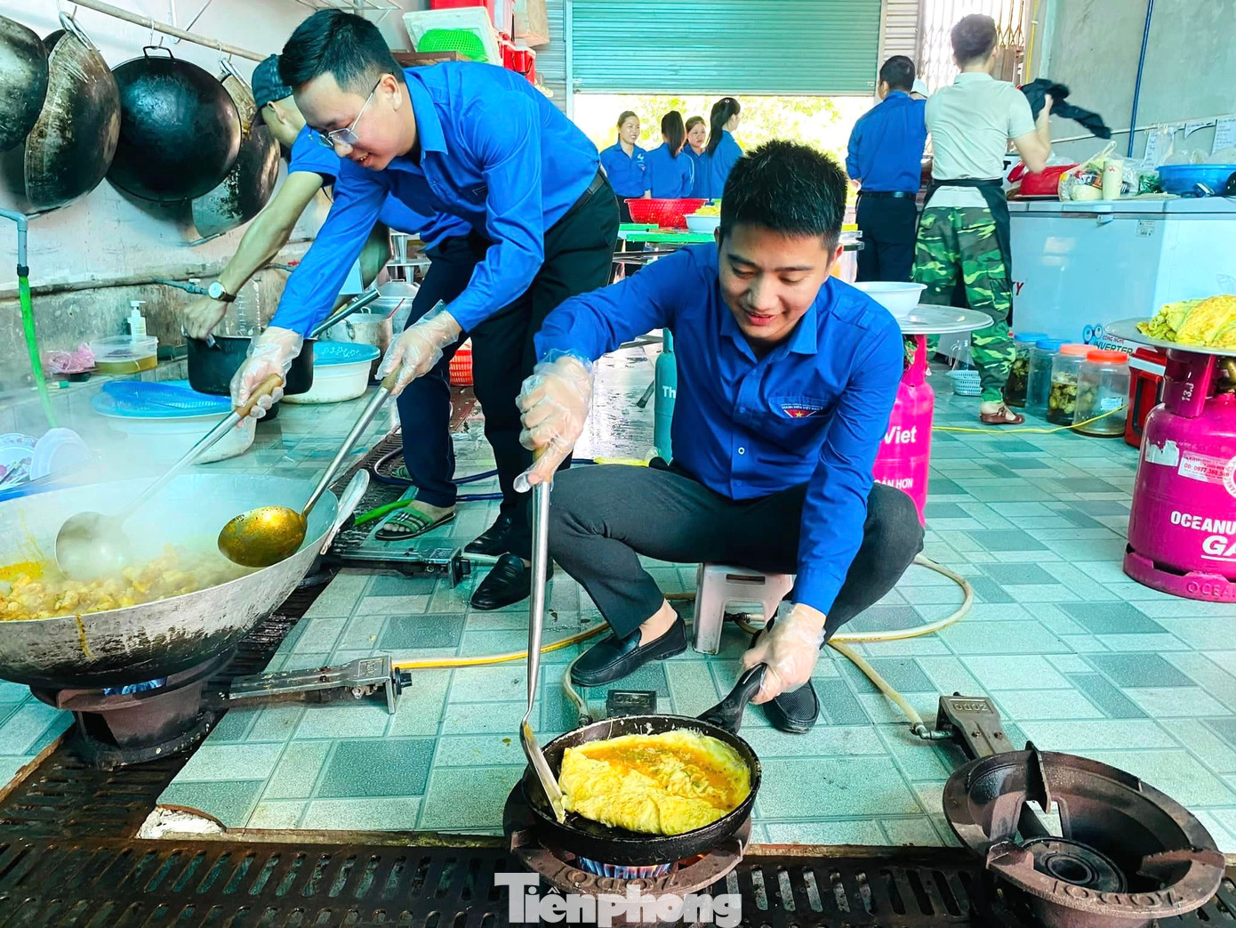 Anh Lê Văn Dũng - Phó Bí thư Huyện Đoàn Thanh Chương trực tiếp vào bếp chế biến món trứng rán để kịp thời bổ sung vào suất ăn, trao tặng đến các thí sinh trong buổi trưa 5/6.