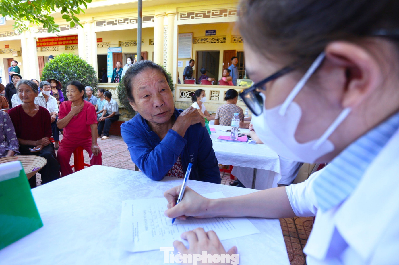 Các y bác sĩ cẩn thận ghi chép thông tin đầy đủ của người dân về các triệu chứng để tiến hành khám và phát hiện bệnh kịp thời.