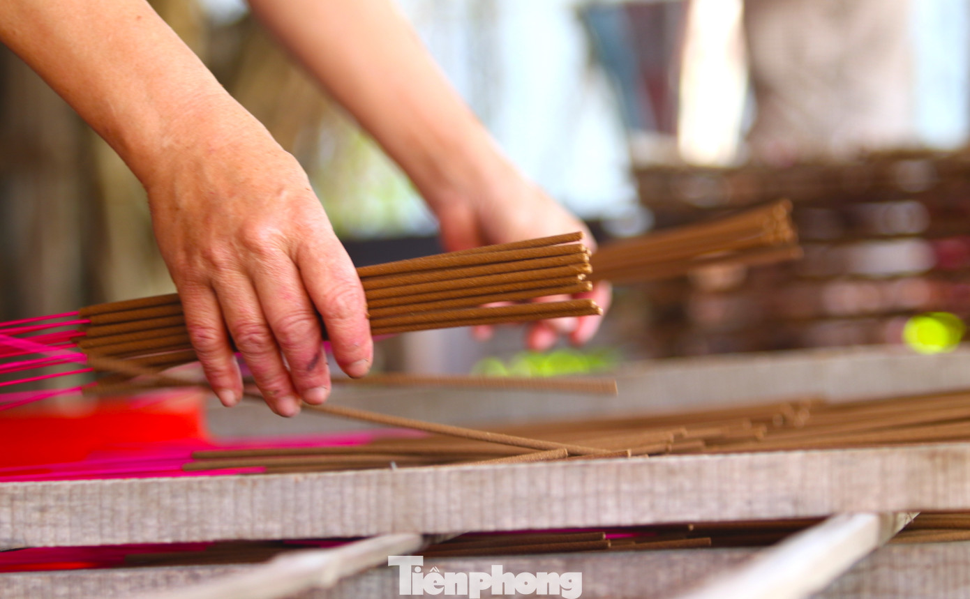 "Làm việc này không nặng nhọc nhưng làm luôn tay. Vì máy sản xuất nhanh và mình cũng phải làm nhanh cho kịp. Đặc biệt dịp Tết này lượng tiêu thụ cao nên việc sản xuất cũng nhiều hơn trước", bà Nguyễn Thị Phúc chia sẻ.