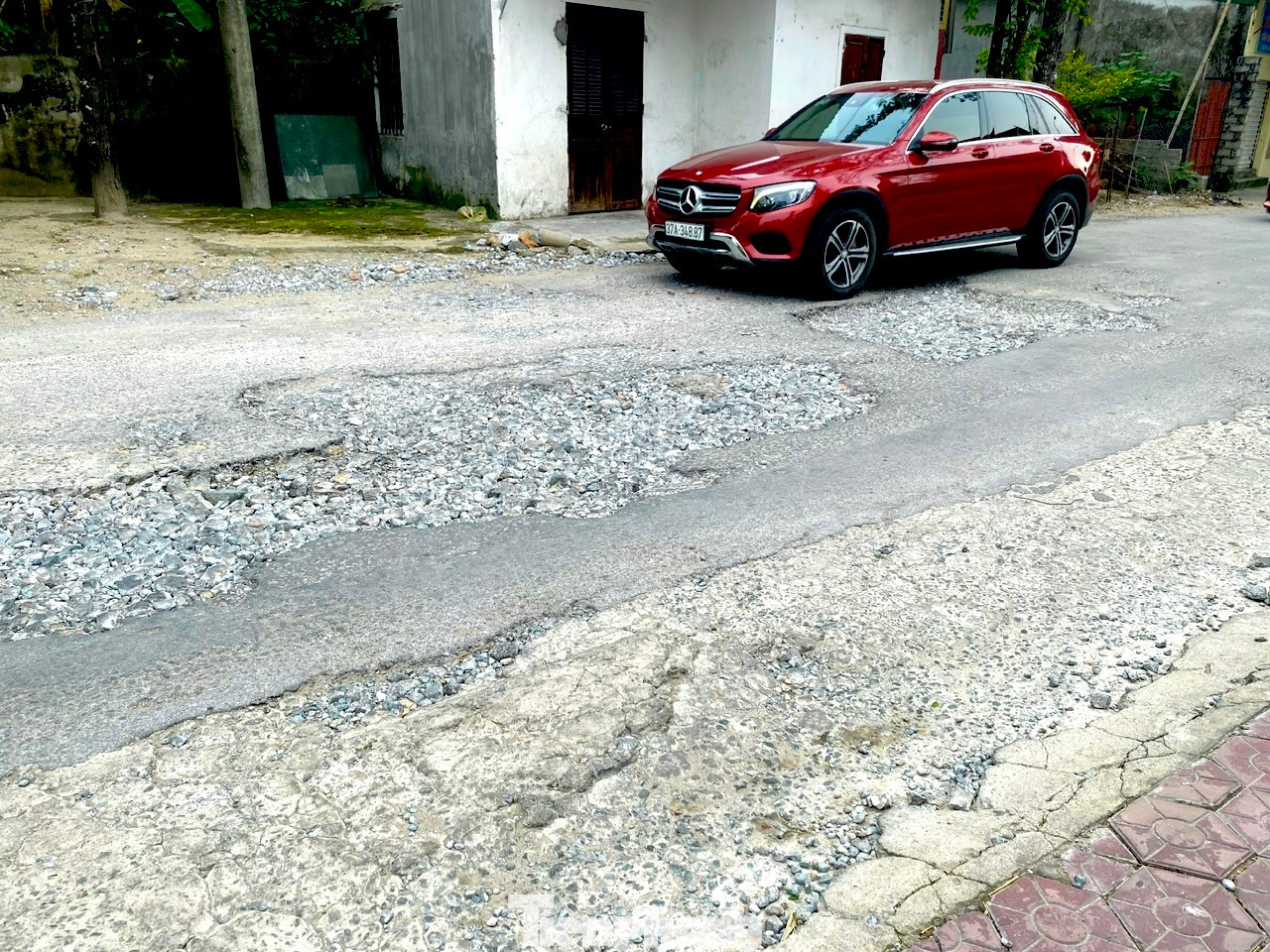 Mỗi khi đi trên đường, các phương tiện đều tránh "ổ gà" bằng cách đi sát mép đường, thậm chí là leo lên vỉa hè để đi. Mỗi khi đi trên đường, các phương tiện đều tránh "ổ gà" bằng cách đi sát mép đường, thậm chí là leo lên vỉa hè để đi.