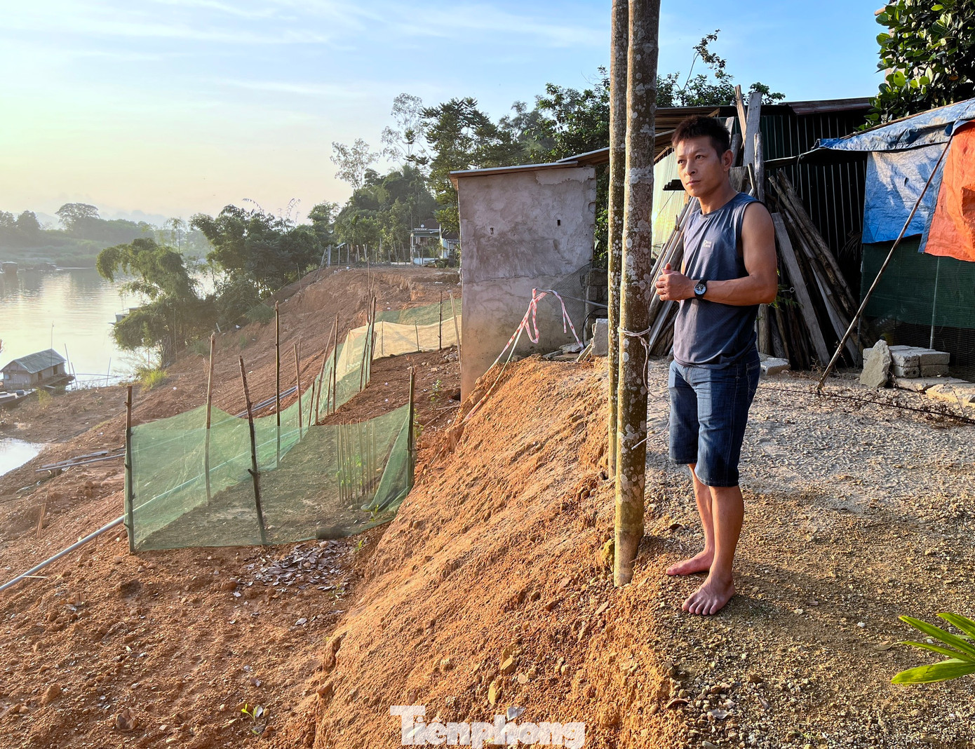 “Có mấy mét nữa là sạt lở vào đến nhà. Giờ cứ nghe đài báo mưa là lo lắng. Chỉ mong cơ quan chức năng sớm tìm giải pháp đảm bảo an toàn lâu dài cho người dân chúng tôi”, anh Phạm Văn Lợi (37 tuổi) chia sẻ.