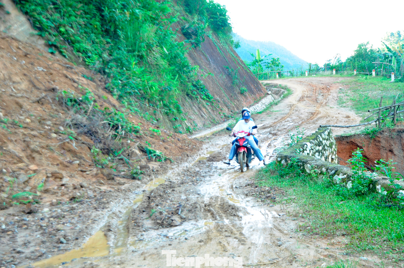Đường vào bản Huồi Mới khó khăn, gian nan vất vả nhưng hàng ngày các thầy cô giáo vẫn vượt khó khăn đến trường gieo chữ.