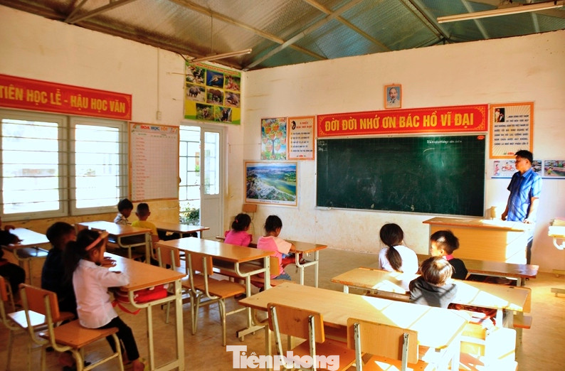 Thầy Lương Văn Xuyên, SN 1969 là giáo viên cắm bản lâu năm nhất tại điểm trường Huồi Mới - thuộc Trường Phổ thông DTBT - Tiểu học Tri Lễ 2 cho biết: Năm học này, điểm trường Huồi Mới có 56 học sinh, chia làm 3 lớp học.