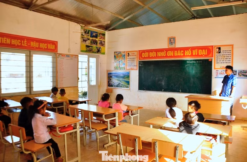Thầy Lương Văn Xuyên, SN 1969 là giáo viên cắm bản lâu năm nhất tại điểm trường Huồi Mới - thuộc Trường Phổ thông DTBT - Tiểu học Tri Lễ 2 cho biết: Năm học này, điểm trường Huồi Mới có 56 học sinh, chia làm 3 lớp học.