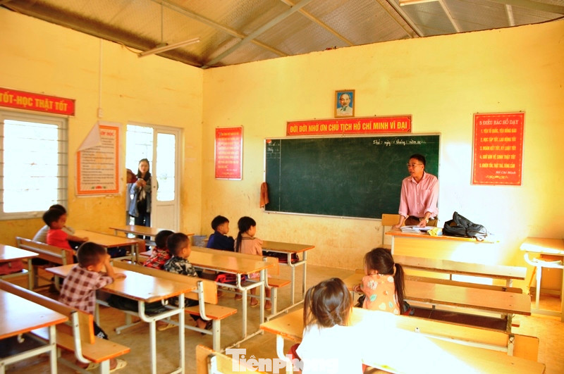 Tuy tựu trường đã gần 1 tuần nay nhưng đến ngày 28/8, lớp học của thầy Thầy Lữ Văn Sơn mới chỉ có 17 học sinh, vắng 7 em.