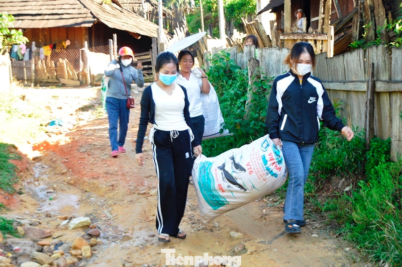 Ở vùng sâu vùng xa, điều kiện thiếu thốn nên các cô giáo gặp nhiều khó khăn. Những ngày đầu năm học mới, các giáo viên điểm trường mầm non Huồi Mới tất bật mang đồ dùng đến trường để chuẩn bị cho công tác dạy học.