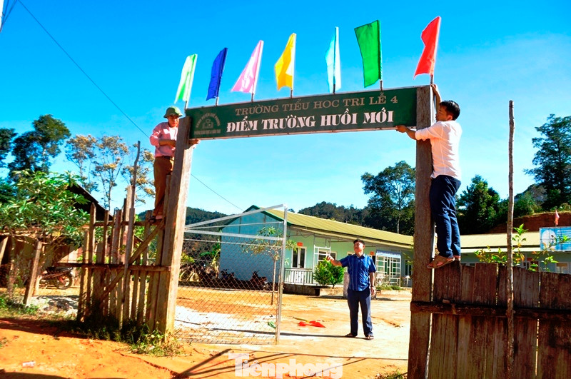 Tuy còn nhiều khó khăn, thiếu thốn trăm bề nhưng những người thầy nơi điểm trường Huồi Mới, Trường Phổ thông DTBT - Tiểu học Tri Lễ 2 vẫn động viên nhau vượt khó, hoàn thành tốt nhiệm vụ gieo chữ nơi rẻo cao.