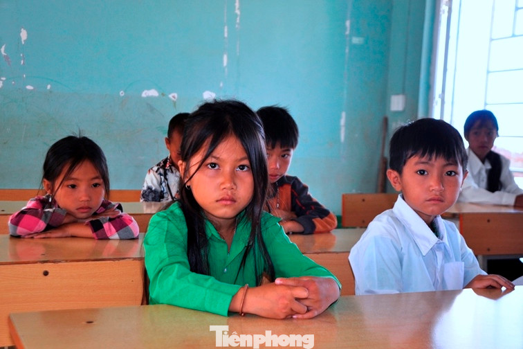 Sau lễ tựu trường, hiện vẫn còn nhiều em học sinh vắng học vì theo bố mẹ đi rẫy xa, không có sóng liên lạc. Thêm nữa, không ít học sinh còn theo bố mẹ đi làm công nhân tận miền Nam, hiện vẫn chưa kịp về năm học mới. Nhà trường đã giao giáo viên chủ nhiệm vận động để phụ huynh đưa con về để đến trường. Nhưng với một điểm trường lẻ, đầu năm học mới, các em đi học gần như đầy đủ là một điều rất khó.