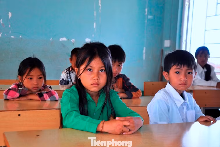 Sau lễ tựu trường, hiện vẫn còn nhiều em học sinh vắng học vì theo bố mẹ đi rẫy xa, không có sóng liên lạc. Thêm nữa, không ít học sinh còn theo bố mẹ đi làm công nhân tận miền Nam, hiện vẫn chưa kịp về năm học mới. Nhà trường đã giao giáo viên chủ nhiệm vận động để phụ huynh đưa con về để đến trường. Nhưng với một điểm trường lẻ, đầu năm học mới, các em đi học gần như đầy đủ là một điều rất khó.