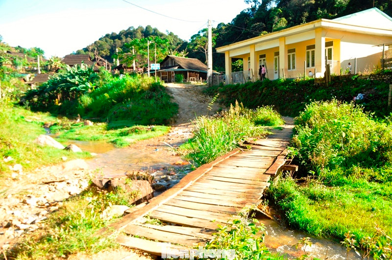 Huồi Mới là một điểm trường khó khăn bậc nhất thuộc trường Tiểu học Tri Lễ 4 – nay nhập về Trường Phổ thông Dân tộc bán trú Tiểu học Tri Lễ 2. Suốt 40 năm qua, đến nay trường vẫn chỉ toàn là thầy giáo cắm bản. Nhưng ở nơi “cùng trời cuối đất”, việc dạy học ở các điểm bản này luôn được thực hiện quy cũ, nghiêm túc.