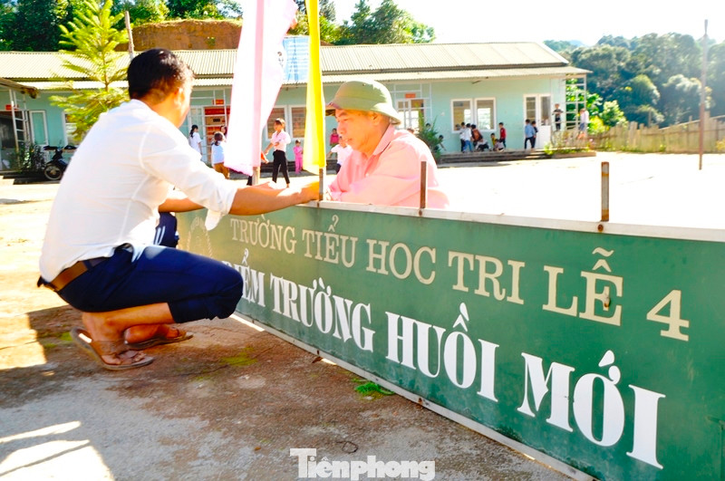 Bước vào năm học mới, những người thầy cắm bản nơi đây lại vượt khó, hoàn thành sứ mệnh “gieo chữ” nơi xa xôi, khó khăn bậc nhất của huyện biên giới Quế Phong.