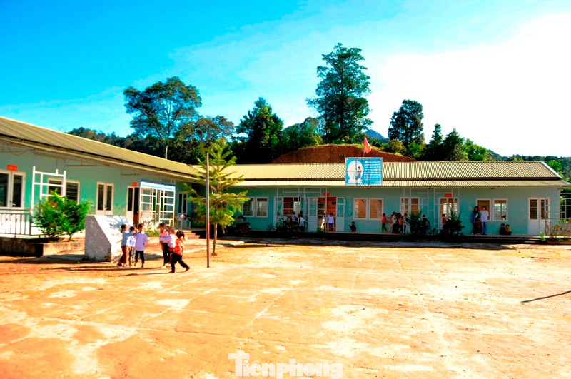 Sau hàng chục năm thầy trò dạy học trong lớp tạm bằng gỗ, hoặc lắp ghép tại 2 điểm lẻ Huồi Mới 1 và Huồi Mới 2 thì từ năm học 2020 – 2021 đến nay, điểm trường Huồi Mới đưa vào sử dụng 5 phòng học bằng bê tông kiên cố với quy mô 5 phòng học, khu vệ sinh… với đầy đủ chức năng.