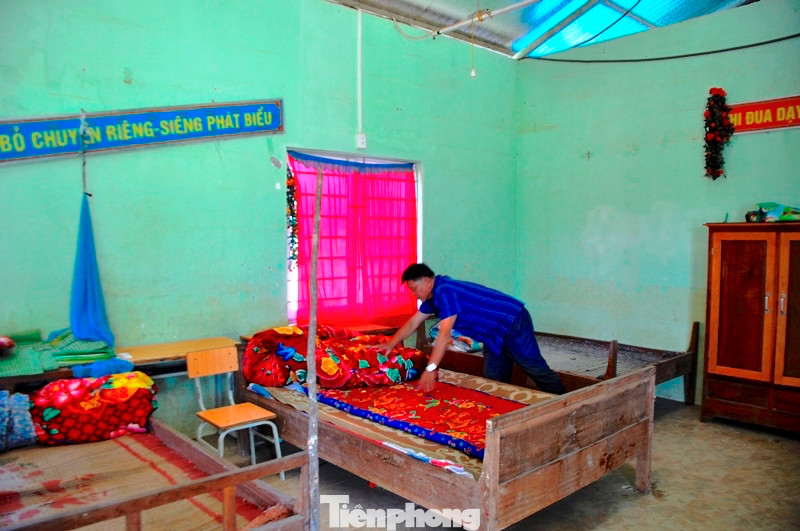 Ở khu vực xa xôi khó khăn nên hoàn cảnh sinh hoạt của các thầy giáo cắm bản cũng vất vả. Trong ảnh là nơi nghỉ ngơi đơn sơ của các thầy giáo cắm tiểu học cắm bản ở điểm trường Huồi Mới.