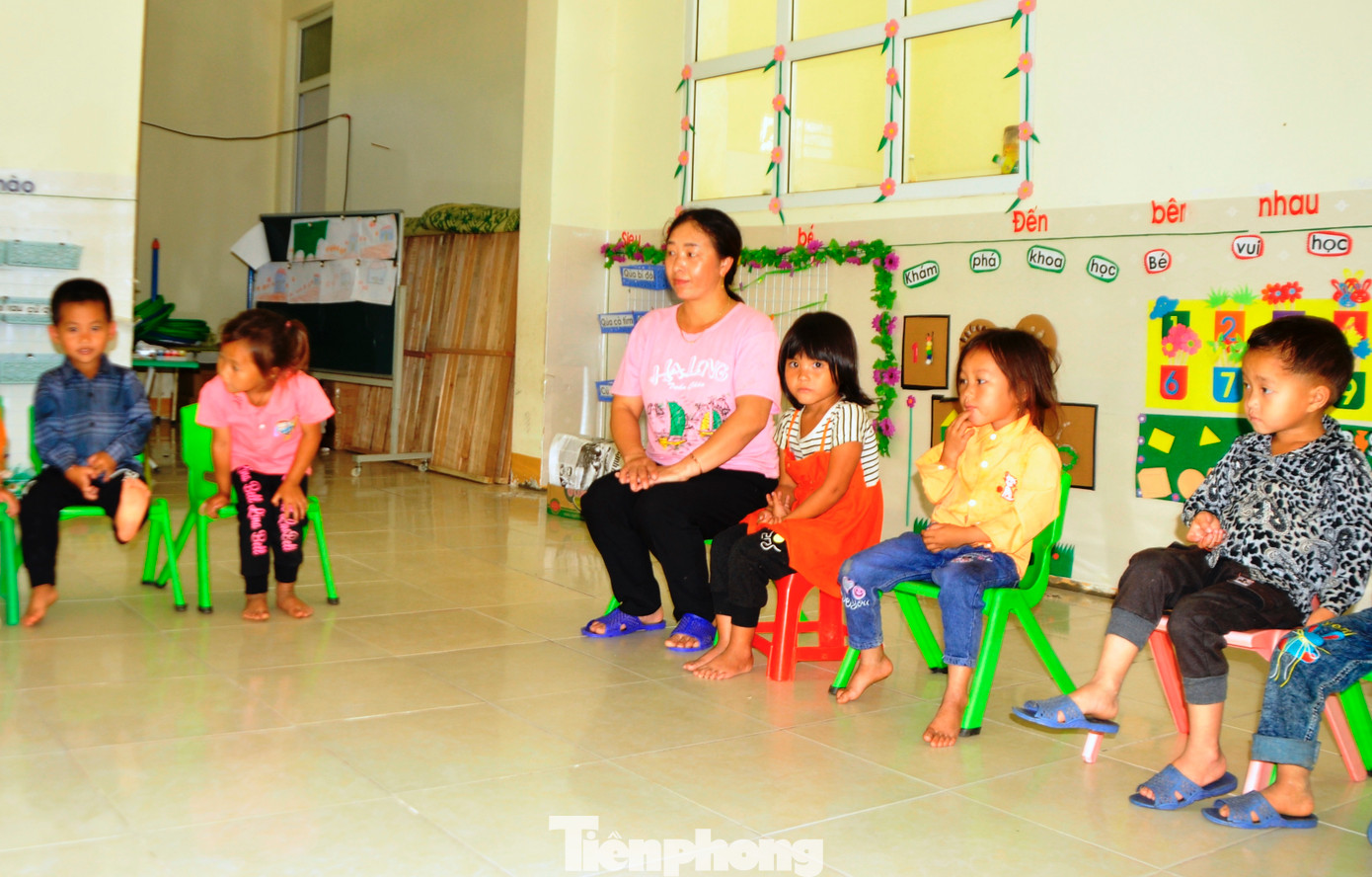 Năm học 2024-2025, điểm trường mầm non Huồi Mới có 2 lớp học cho các cháu từ 3-5 tuổi. Theo cô Lầu Y Pay (phụ trách điểm trường mầm non Huồi Mới), tuy đã tựu trường nhưng do bố mẹ đi làm nương rẫy, làm ăn xa nên việc đến nhà vận động gia đình đưa các cháu trong độ tuổi đến trường vẫn gặp nhiều khó khăn.