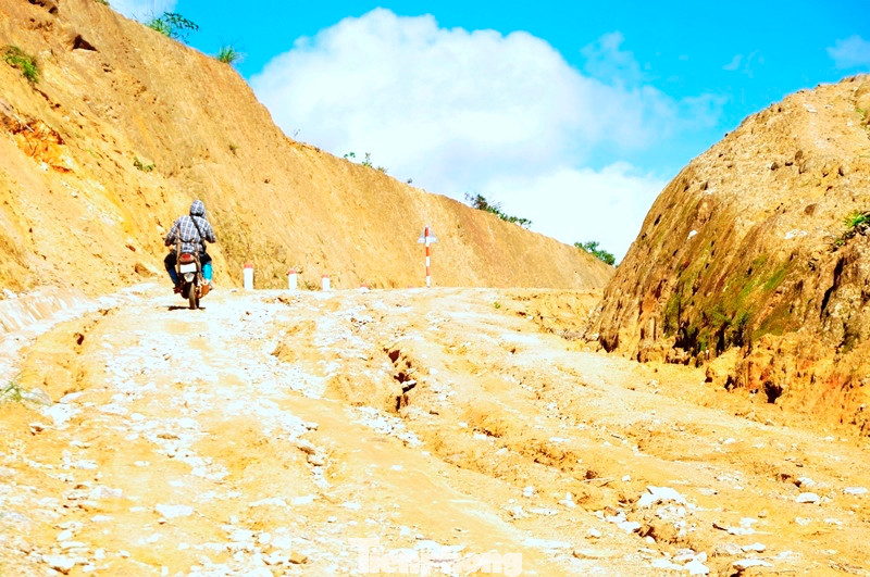 Đường vào bản Huồi Mới khó khăn, gian nan vất vả nhưng hàng ngày các thầy cô giáo vẫn vượt khó khăn đến trường gieo chữ.