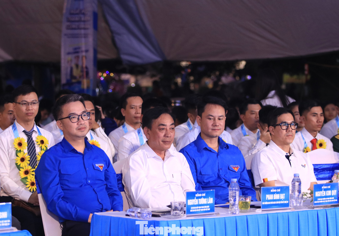 Các đại biểu tham dự chương trình. Các đại biểu tham dự chương trình.