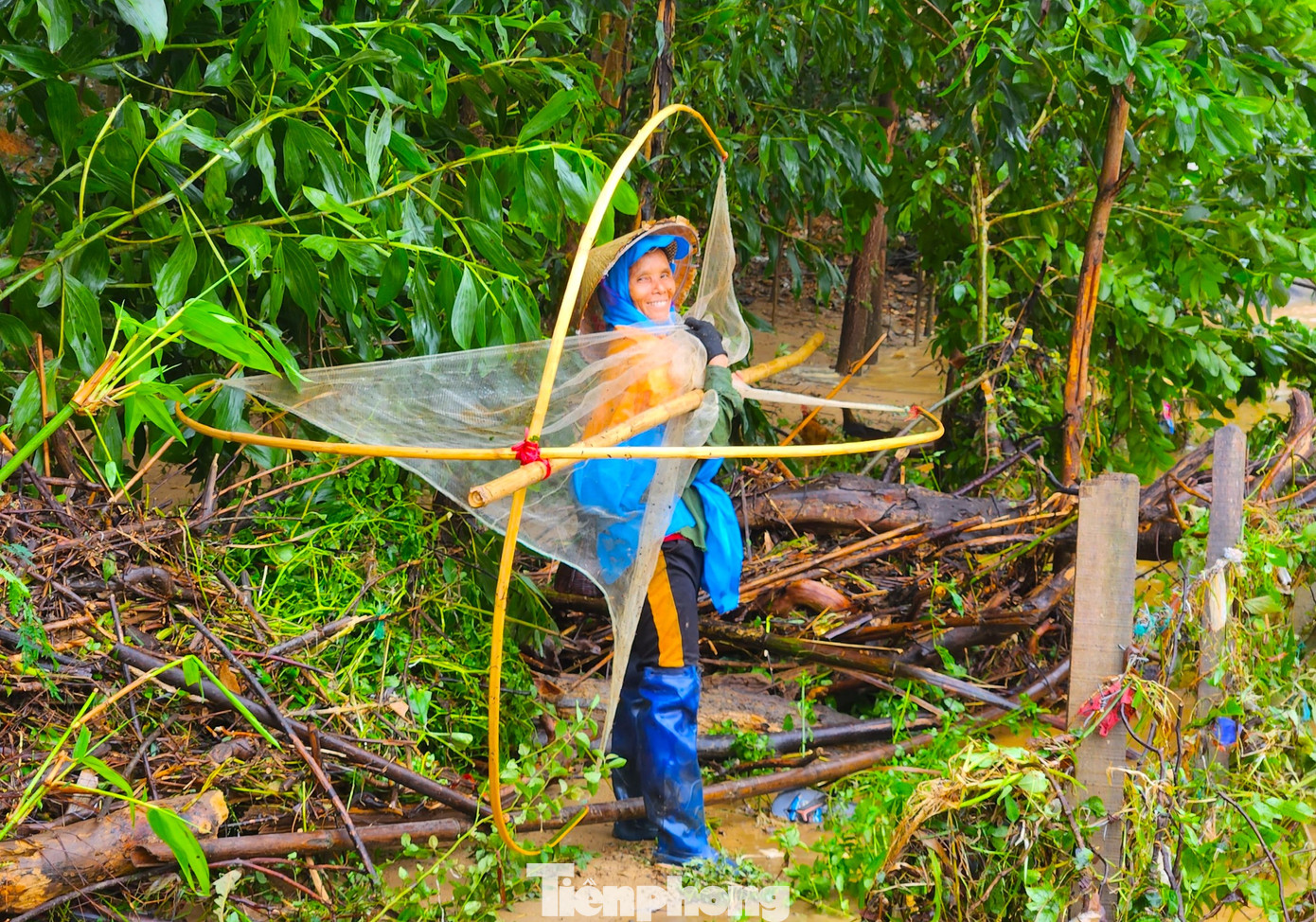 Không chỉ mang theo vợt xúc cá, nhiều người dân bản Diềm còn mang theo những chiếc vó lớn ra bờ suối để cất cá. Không chỉ mang theo vợt xúc cá, nhiều người dân bản Diềm còn mang theo những chiếc vó lớn ra bờ suối để cất cá.