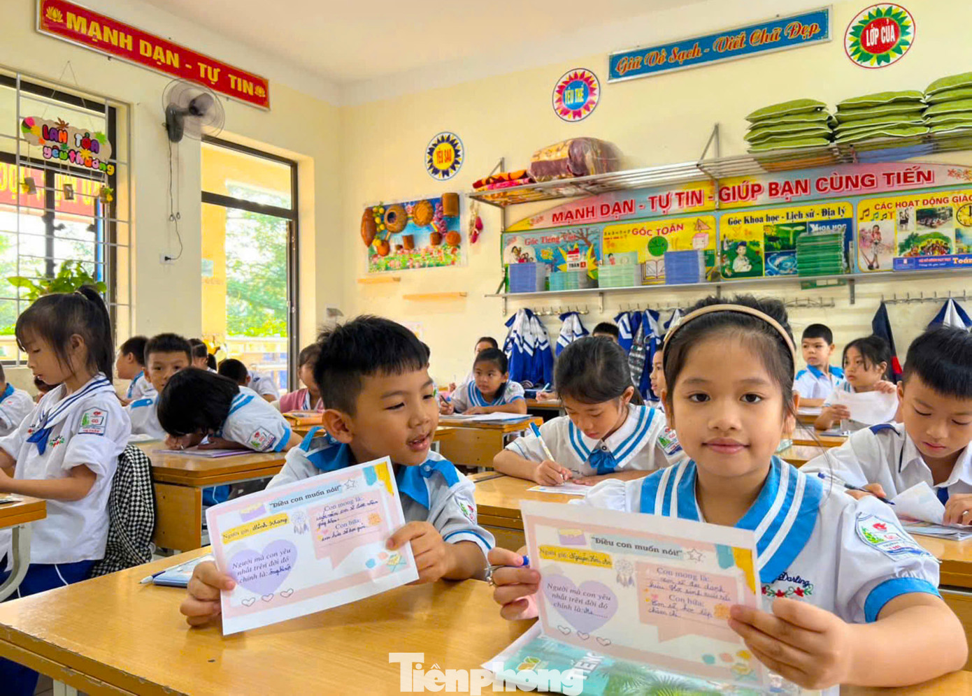 Khi học sinh có điều muốn nói, góp ý với gia đình, nhà trường và tổ chức Đoàn, Đội nhưng không thể nói trực tiếp bằng lời, các em có thể viết câu hỏi hoặc viết những điều mà mình băn khoăn, chưa hiểu vào giấy và gửi vào hộp thư.