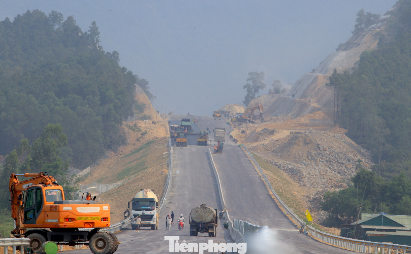 Những ngày trung tuần tháng 4/2024, các đơn vị thi công đang dồn lực để hoàn thiện các hạng mục trên tuyến, đảm bảo thông xe theo đúng tiến độ đề ra.