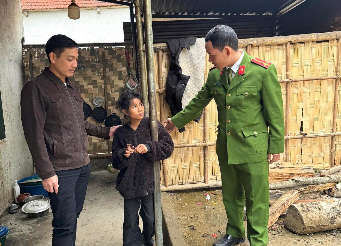 Đến nay, 50 học sinh Trường Phổ thông dân tộc bán trú Tiểu học Lượng Minh đều đã quay trở lại trường học. Đó là kết quả từ sự kiên trì vận động của các thầy cô giáo, công an xã và cán bộ xã Lượng Minh.