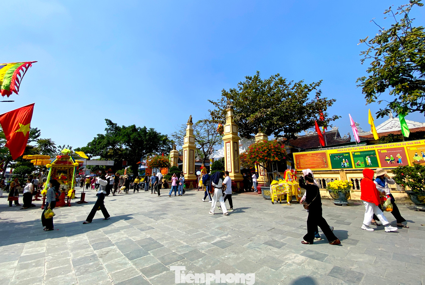 Đền Ông Hoàng Mười còn được gọi là Mỏ Hạc Linh Từ. Từ lâu đền đã nổi tiếng linh thiêng trong đời sống tâm linh của người dân xứ Nghệ và du khách thập phương. Đền được xây dựng từ thời Lê, thờ vị thần chính là Ông Hoàng Mười. Ngoài ra trong đền còn thờ các vị phúc thần đặc tiến phụ Quốc Thượng tướng Quân Nguyễn Duy Lạc, một vị tướng triều Lê (quê ở làng Xuân Am, xã Hưng Thịnh), Thờ Song Đồng Ngọc Nữ và hệ thống Đạo Mẫu tứ phủ, đứng đầu là Mẫu Liễu Hạnh.