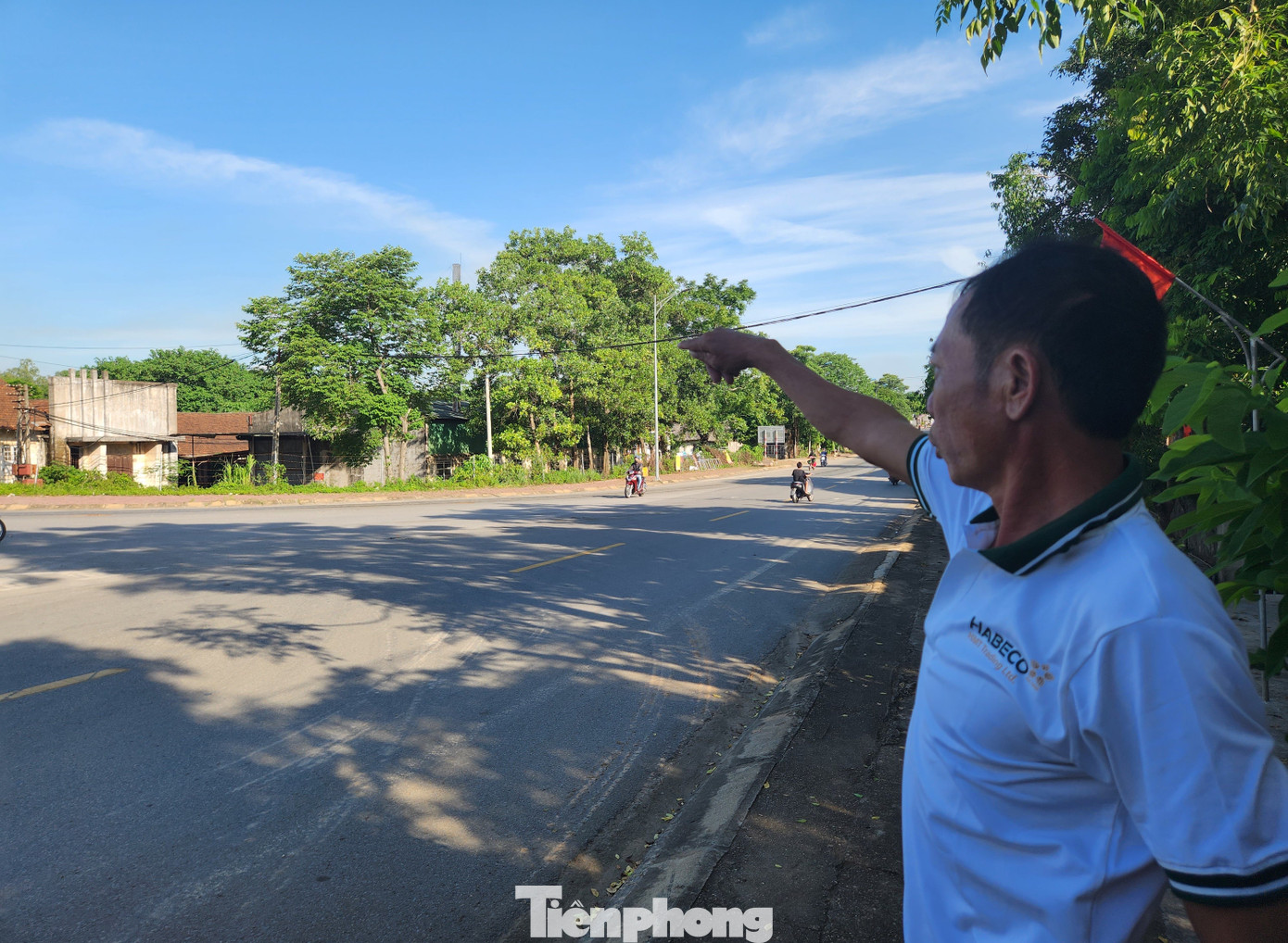 Nhà ông Trần Văn Sơn nằm đối diện với xưởng chế biến này nên chịu ảnh hưởng lớn từ mùi hôi thối.