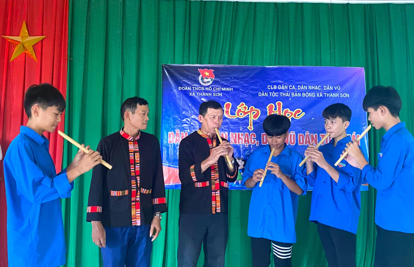 Tiếng sáo với nhiều giai điệu, cách thổi khác nhau thu hút nhiều đoàn viên trẻ tham gia học.