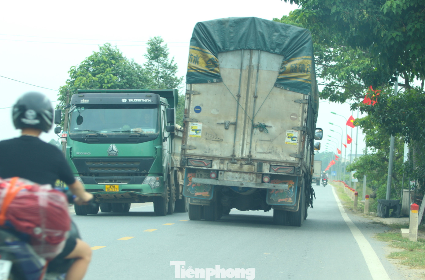 Mặt đường Tỉnh lộ 542C hẹp nên lượng xe tải đi qua đã chiếm gần như toàn bộ lòng đường. Các phương tiện khác phải đi sau hoặc tránh hẳn ra để những chiếc xe này đi qua.