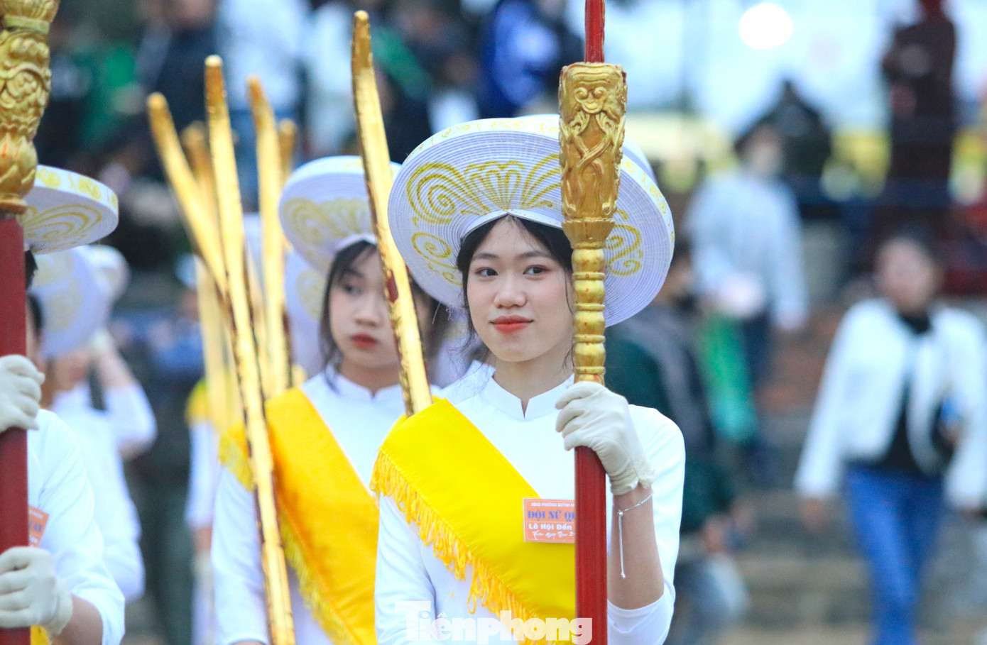 "Các thiếu nữ được chọn để làm lễ hội là những cô gái có phẩm chất tốt, ngoại hình đẹp. Trước đó, các thiếu nữ được tập duyệt cách cầm bảo kiếm, cách đi cùng đoàn rước trong nghi lễ", một cán bộ ban quản lý Đền Cờn chia sẻ. "Các thiếu nữ được chọn để làm lễ hội là những cô gái có phẩm chất tốt, ngoại hình đẹp. Trước đó, các thiếu nữ được tập duyệt cách cầm bảo kiếm, cách đi cùng đoàn rước trong nghi lễ", một cán bộ ban quản lý Đền Cờn chia sẻ.