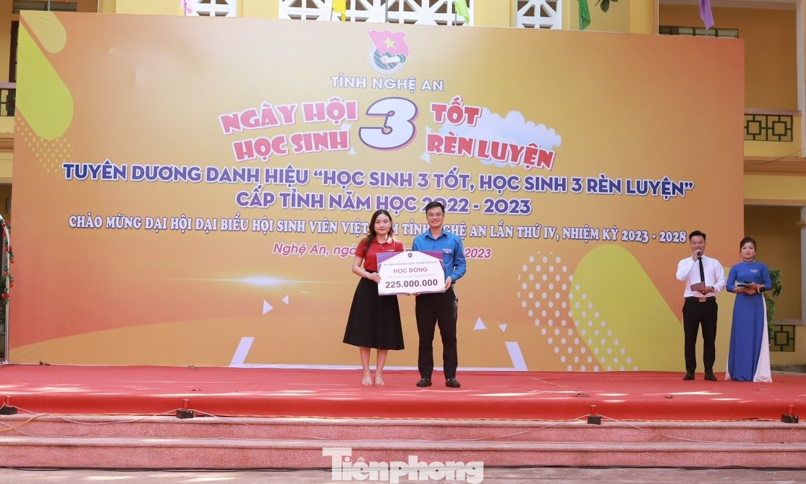Trung tâm Anh ngữ AMES trao tặng các suất học bổng cho các bạn học sinh trên địa bàn tỉnh Nghệ An, với tổng giá trị học bổng lên đến 225 triệu đồng. Trong ảnh: Anh Nguyễn Hồ Phước - Trưởng ban Thanh Thiếu nhi Trường học Tỉnh Đoàn Nghệ An đại diện nhận biển tượng trưng từ nhà tài trợ. Trung tâm Anh ngữ AMES trao tặng các suất học bổng cho các bạn học sinh trên địa bàn tỉnh Nghệ An, với tổng giá trị học bổng lên đến 225 triệu đồng. Trong ảnh: Anh Nguyễn Hồ Phước - Trưởng ban Thanh Thiếu nhi Trường học Tỉnh Đoàn Nghệ An đại diện nhận biển tượng trưng từ nhà tài trợ.