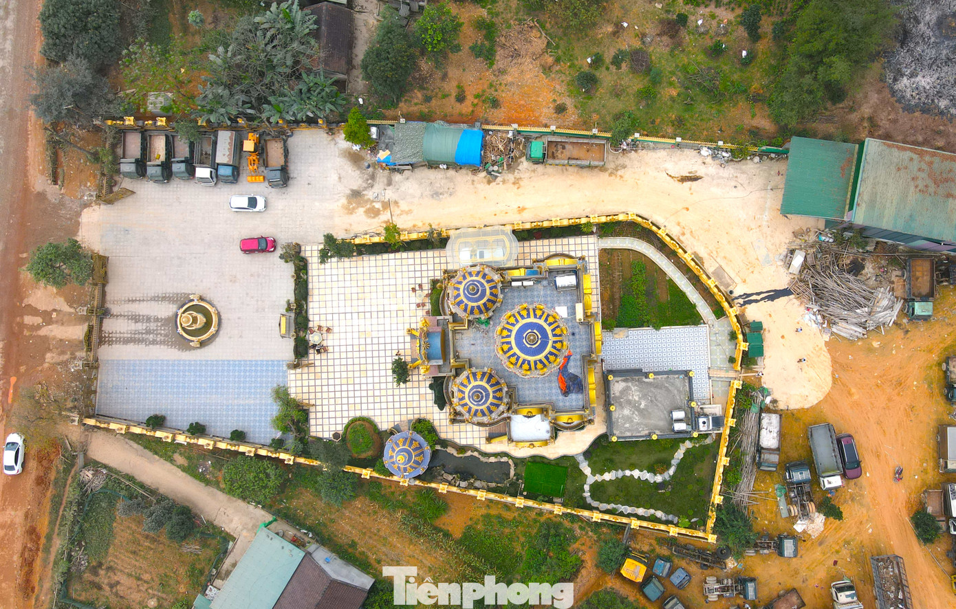 Ông Phạm Công Hùng - Chủ tịch UBND xã Mỹ Thành cho hay, mảnh đất này vốn là đất ở và đất vườn được chủ nhân tòa lâu đài mua lại của 4 hộ dân khác nhau rồi chuyển đổi thành đất ở để xây lâu đài.