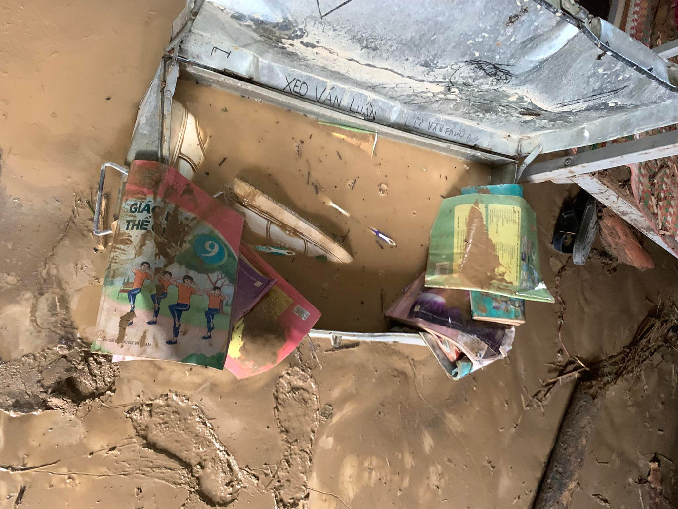 Sách vở, trang thiết bị của học sinh, thầy cô giáo bị hư hỏng sau khi trận lũ quét tràn qua. Sách vở, trang thiết bị của học sinh, thầy cô giáo bị hư hỏng sau khi trận lũ quét tràn qua.
