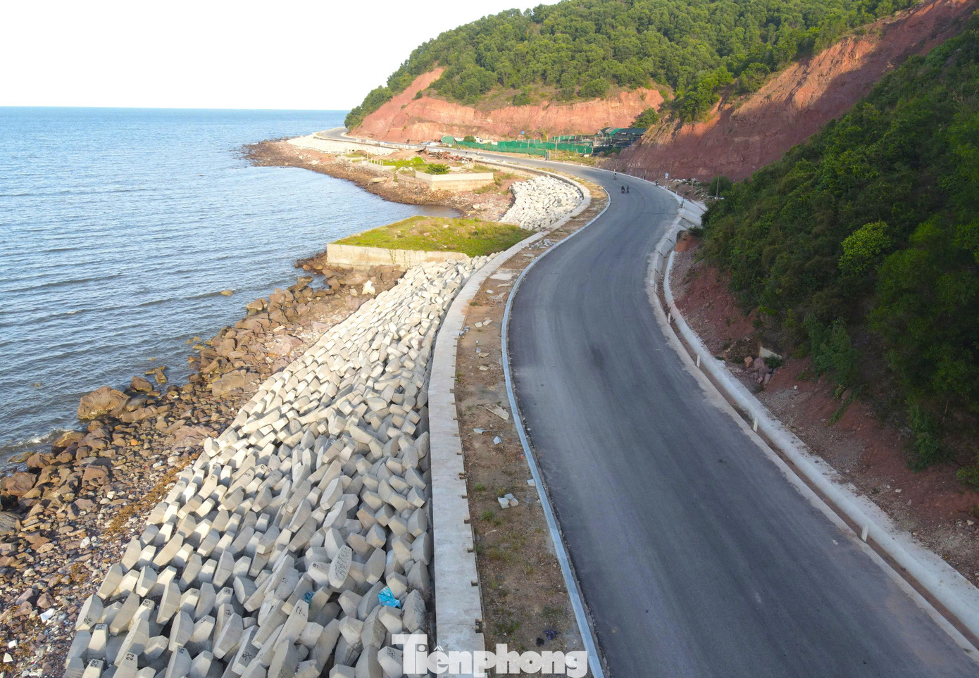 Tuyến đường ven biển có tổng mức đầu tư hơn 4,6 nghìn tỷ đồng. Tuyến đường ven biển có tổng mức đầu tư hơn 4,6 nghìn tỷ đồng.