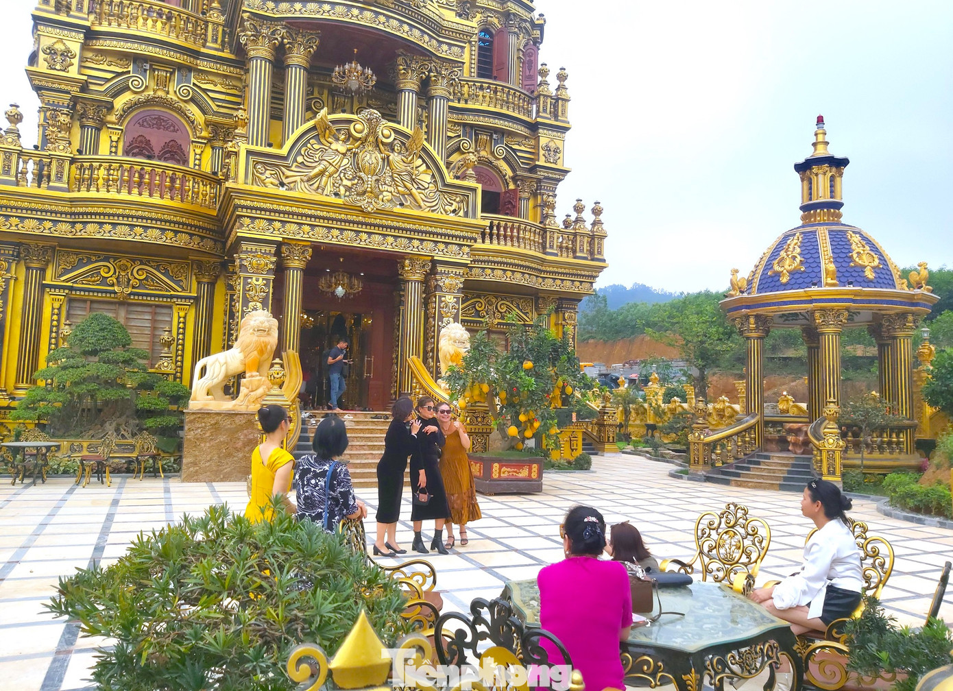 Những ngày qua, dù tòa lâu đài chưa hoàn thiện nhưng chủ nhân đã mở cửa để cho du khách thập phương ghé tham quan.