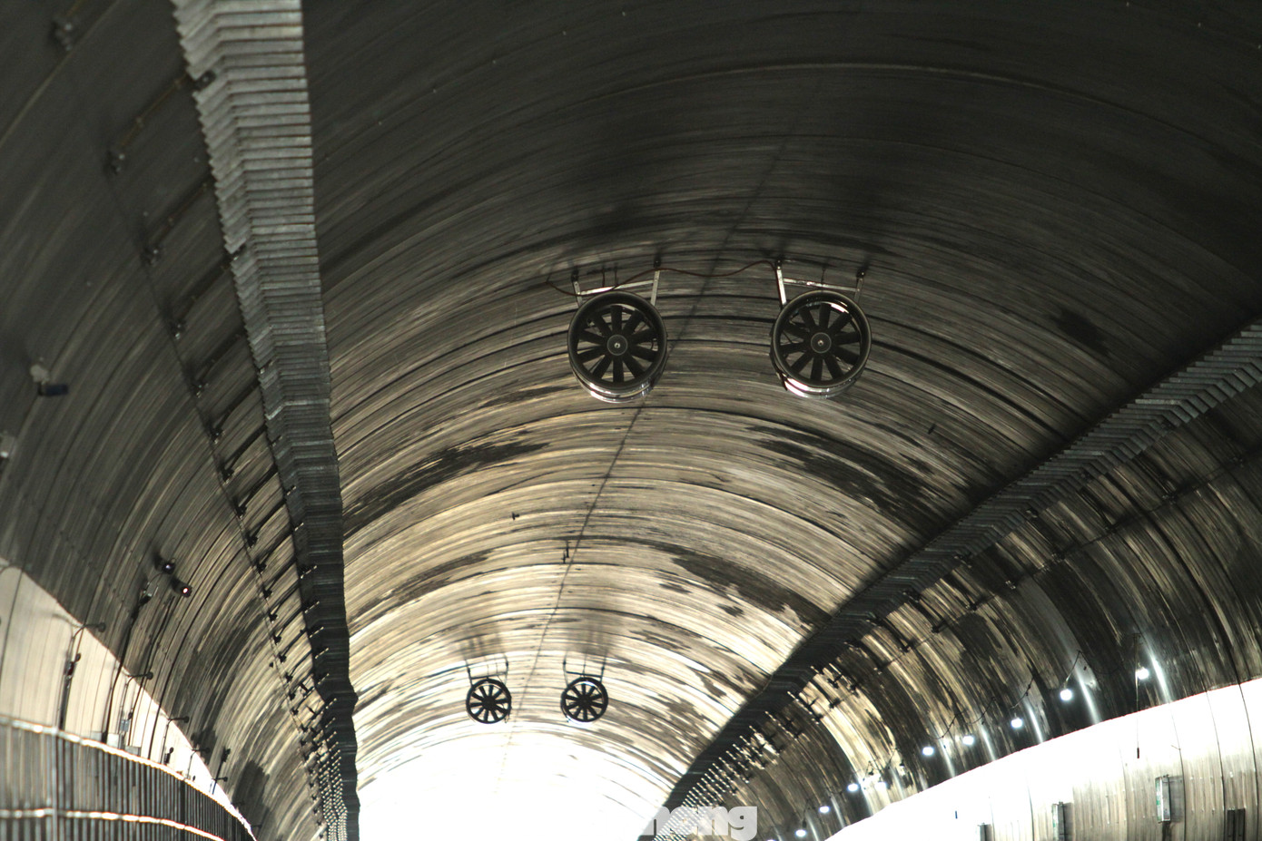 Bên trong hầm có hệ thống quạt thông gió cỡ lớn hoạt động 24/24.