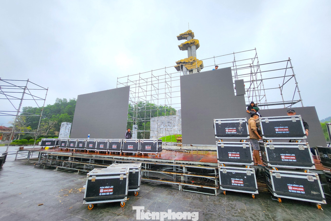 Công tác lắp đặt màn hình sân khấu được thực hiện từ những ngày trước đó.