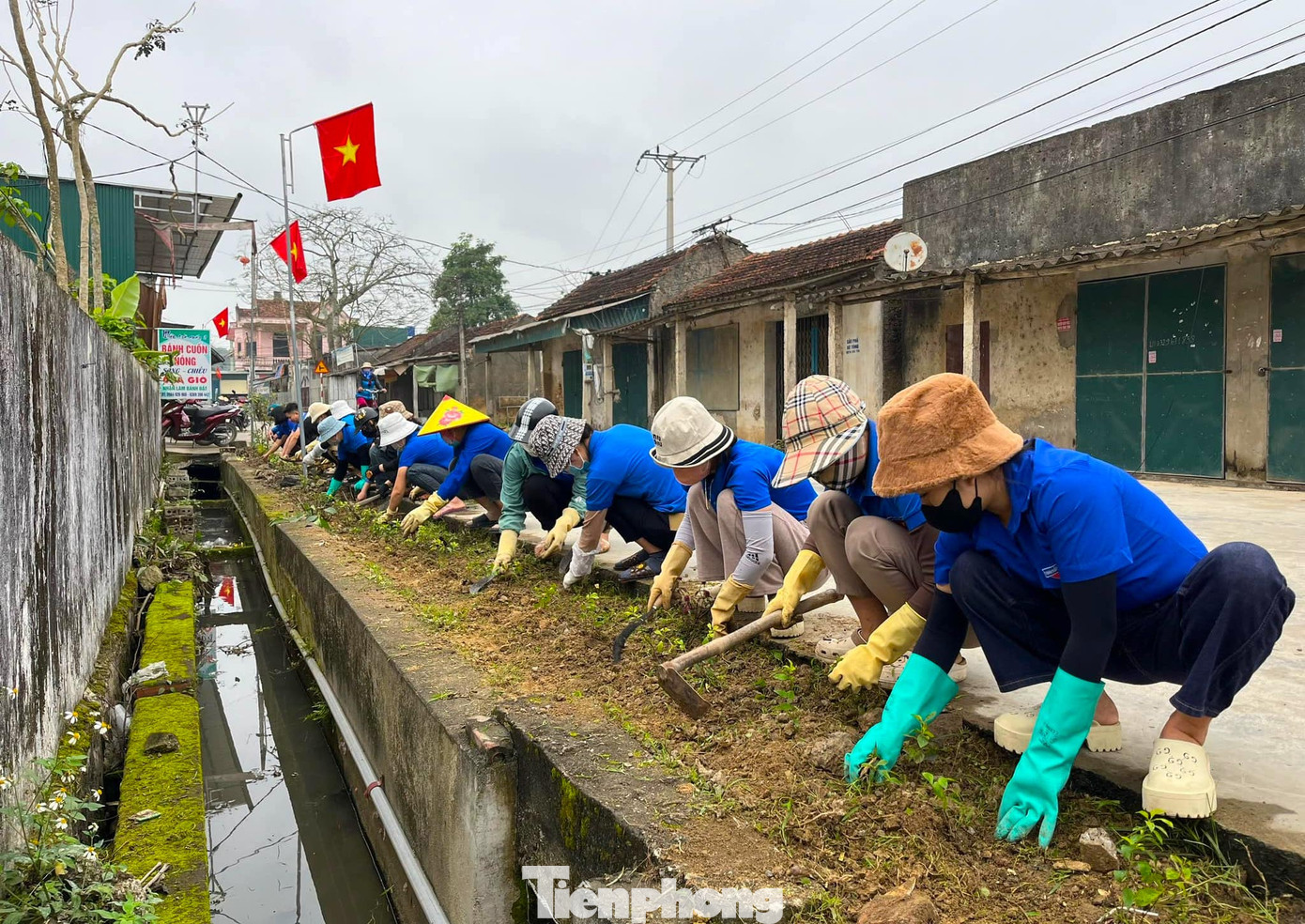 Nhiều tuyến đường được dọn dẹp vệ sinh, tạo cảnh quan môi trường xanh sạch đẹp.