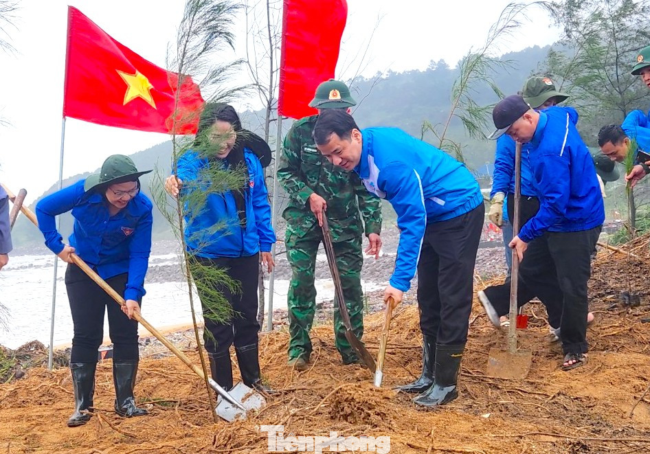 Trong ngày ra quân đoàn công tác đã trồng 10.130 cây phi lao lên rừng phòng hộ ven biển xã Nghi Tiến (huyện Nghi Lộc, Nghệ An). Trong ngày ra quân đoàn công tác đã trồng 10.130 cây phi lao lên rừng phòng hộ ven biển xã Nghi Tiến (huyện Nghi Lộc, Nghệ An).