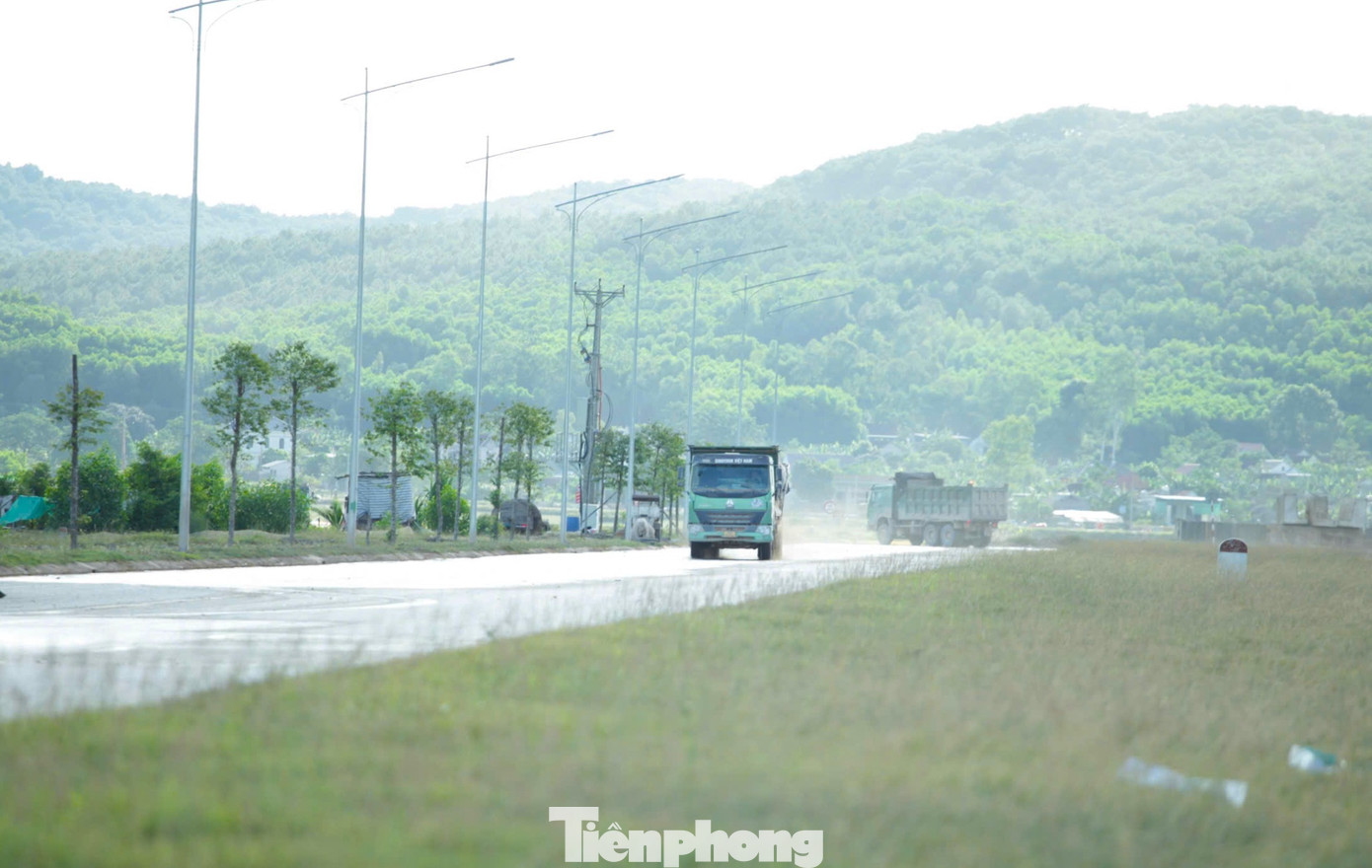 Xe ben vận chuyển vật liệu đi trên tuyến đường N2 khiến bụi bay mù mịt. Dù có xe tưới nước nhưng đất rơi vãi xuống càng khiến tuyến đường trở nên nhớp nhúa.