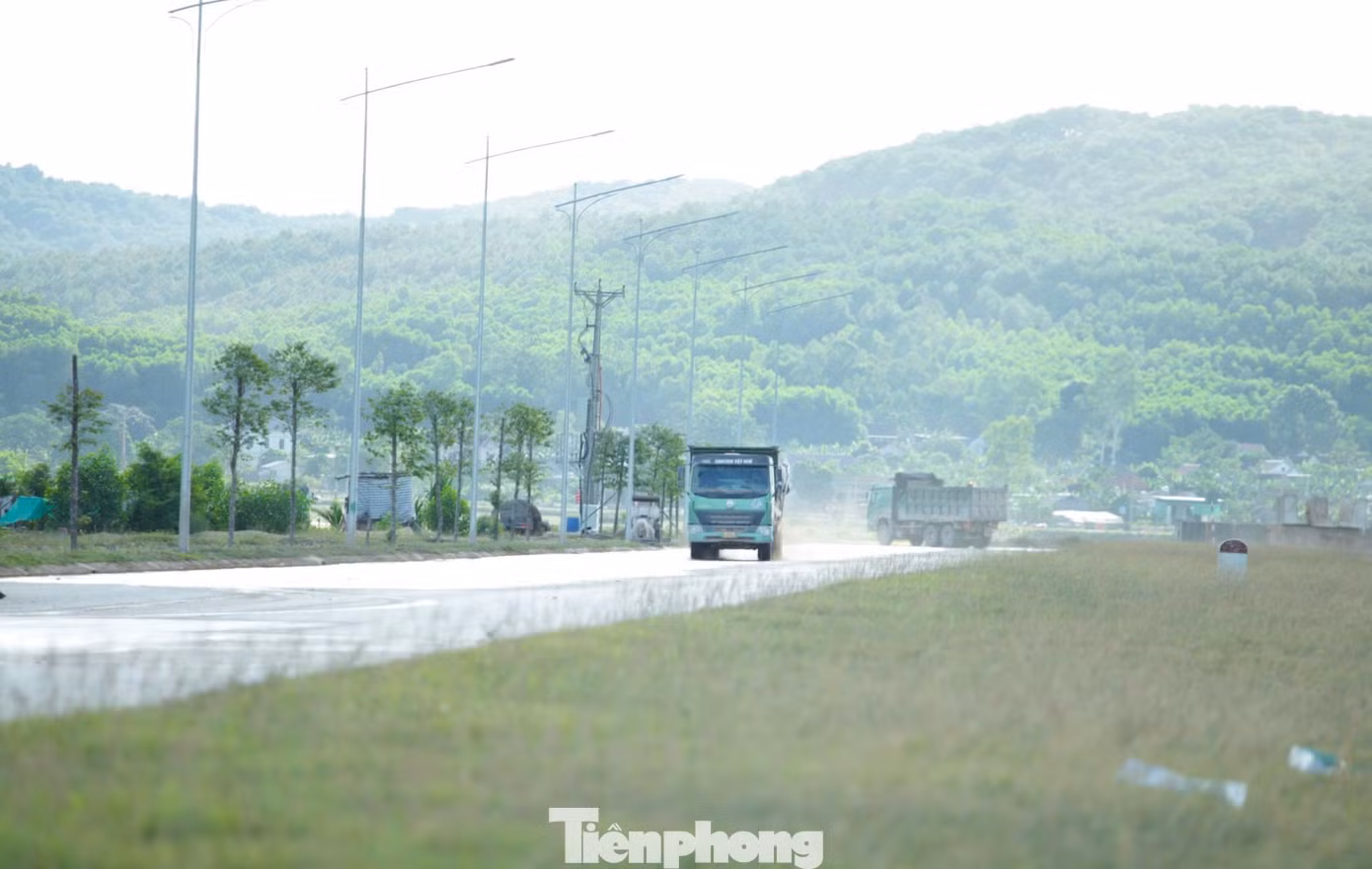 Xe ben vận chuyển vật liệu đi trên tuyến đường N2 khiến bụi bay mù mịt. Dù có xe tưới nước nhưng đất rơi vãi xuống càng khiến tuyến đường trở nên nhớp nhúa.