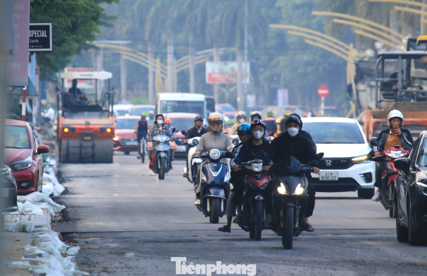 &quot;Cả tuyến có nhiều đoạn đã được thảm nhựa, có đoạn chưa. Giữa 2 điểm này có sự chênh nhau về độ cao rất lớn khiến người đi đường rất khó chịu và nguy hiểm. Người đi đường không quen rất dễ lệch tay lái, xe máy thì dễ ngã&quot;, anh Nguyễn Văn Tình (trú xã Nghi Ân, thành phố Vinh) bức xúc.