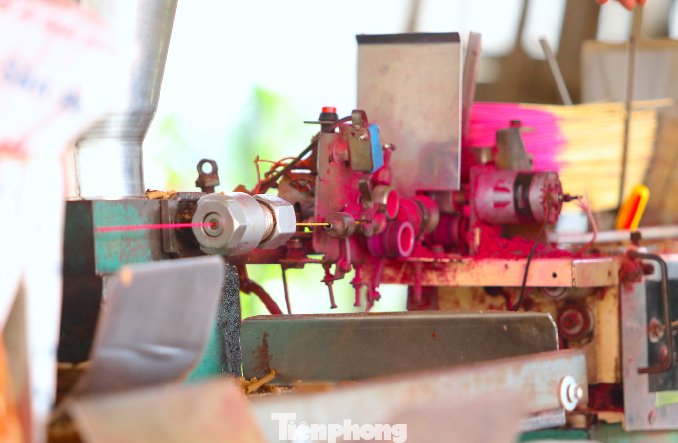 Chị Lý cho hay, ngày trước ở làng nghề sản xuất bằng thủ công nên sản lượng ít. Ngày nay, các hộ trong làng nghề đều đã đầu tư mua sắm các trang thiết bị làm hương hiện đại như: máy trộn nguyên liệu, máy bắn que hương. Nhờ máy móc trang thiết bị hiện đại nên sản phẩm làm ra vừa đẹp, vừa thơm, đáp ứng nhu cầu người tiêu dùng, đồng thời tăng năng suất, chất lượng sản phẩm.