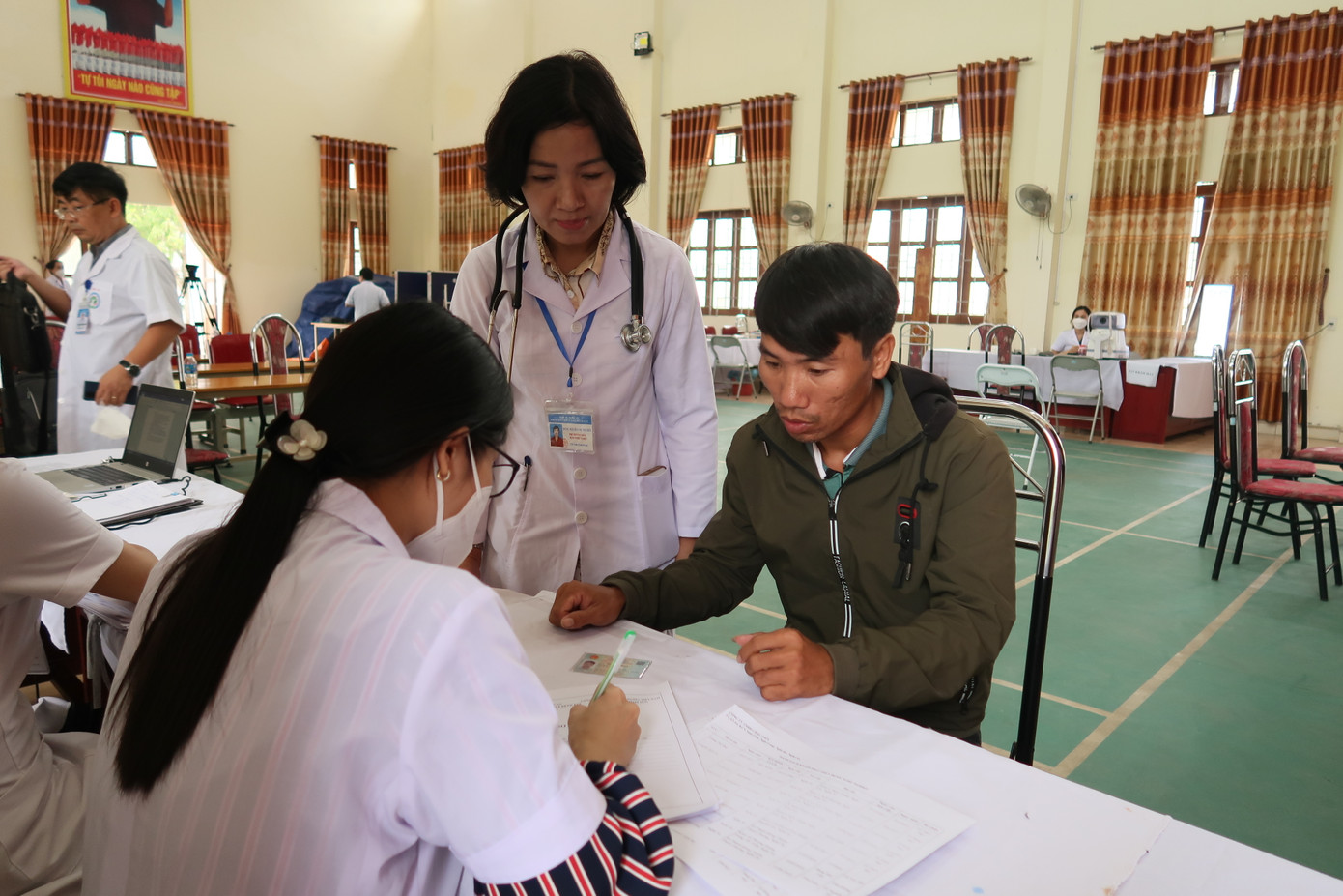 Các bác sỹ trong đoàn điều tra bệnh nghề nghiệp thăm khám cho 81 người đã và đang làm việc tại Công ty Châu Tiến hôm 8/11. Các bác sỹ trong đoàn điều tra bệnh nghề nghiệp thăm khám cho 81 người đã và đang làm việc tại Công ty Châu Tiến hôm 8/11.