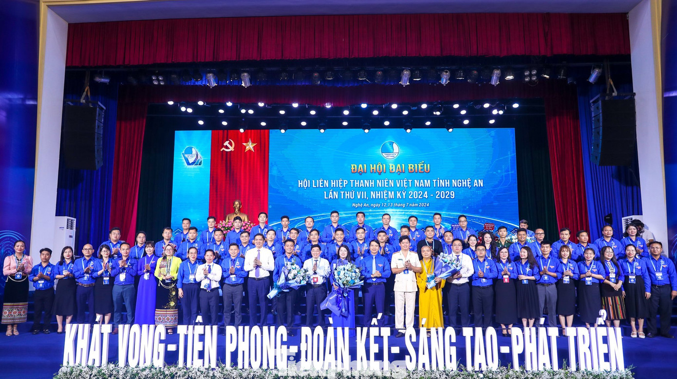 Tặng hoa chúc mừng Ủy ban Hội LHTN Việt Nam tỉnh Nghệ An nhiệm kỳ 2024-2029 ra mắt.