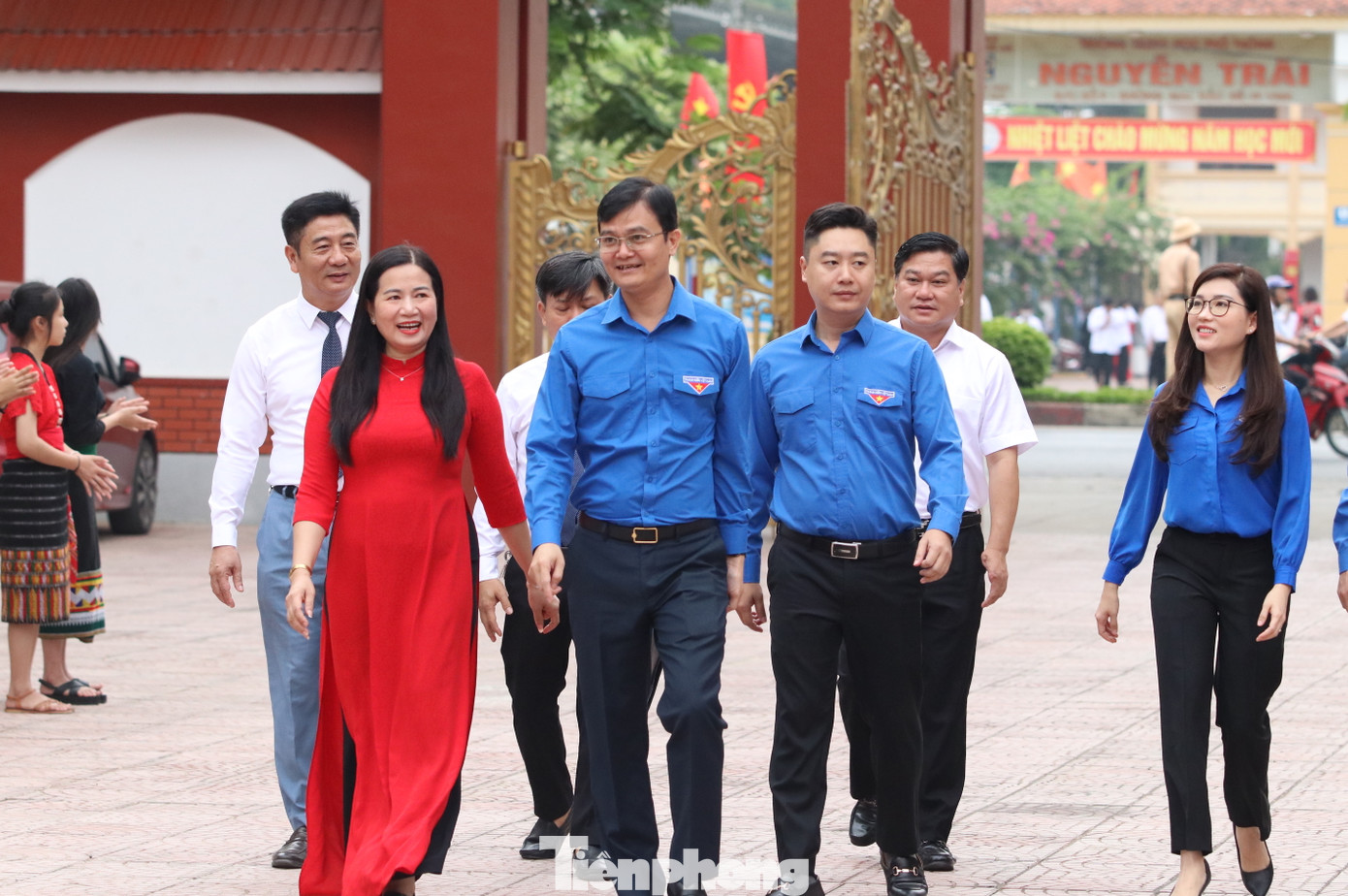 Anh Bùi Quang Huy - Bí thư thứ nhất Trung ương Đoàn và các đại biểu về dự lễ khai giảng tại trường THPT DTNT Nghệ An.