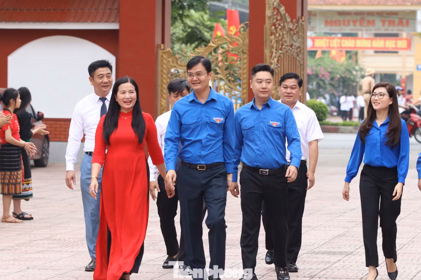 Anh Bùi Quang Huy - Bí thư thứ nhất Trung ương Đoàn và các đại biểu về dự lễ khai giảng tại trường THPT DTNT Nghệ An. Anh Bùi Quang Huy - Bí thư thứ nhất Trung ương Đoàn và các đại biểu về dự lễ khai giảng tại trường THPT DTNT Nghệ An.